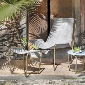 Sling Chair di Ethimo con struttura in tubolare di acciaio inox e coffee table abbinato.