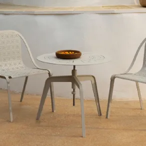 Tavolino e sedie Tline di Unopiù, in alluminio color tortora.