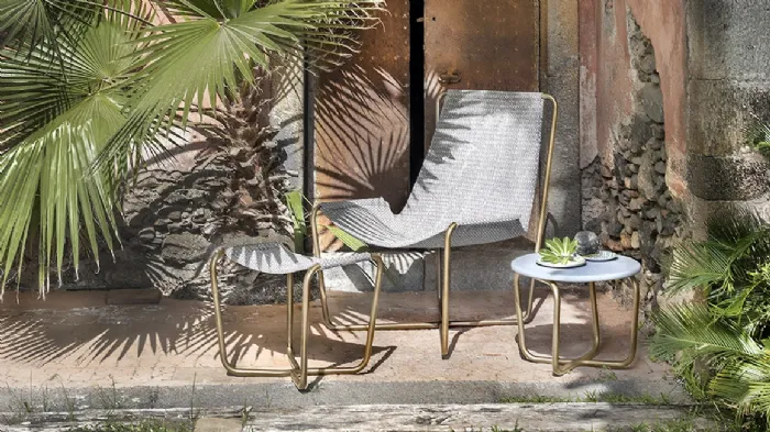 Sling Chair di Ethimo con struttura in tubolare di acciaio inox e coffee table abbinato.