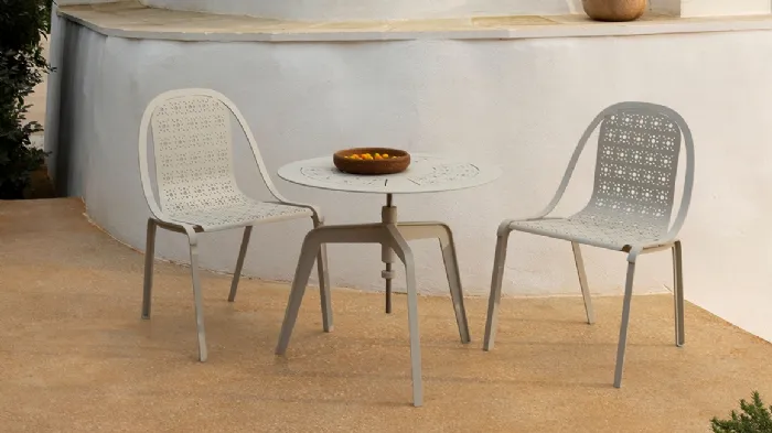 Tavolino e sedie Tline di Unopiù, in alluminio color tortora.