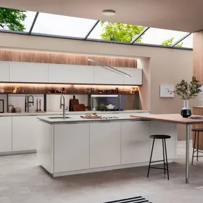 È di Veneta Cucine il modello Lounge che implementa la capacità contenitiva di basi e pensili