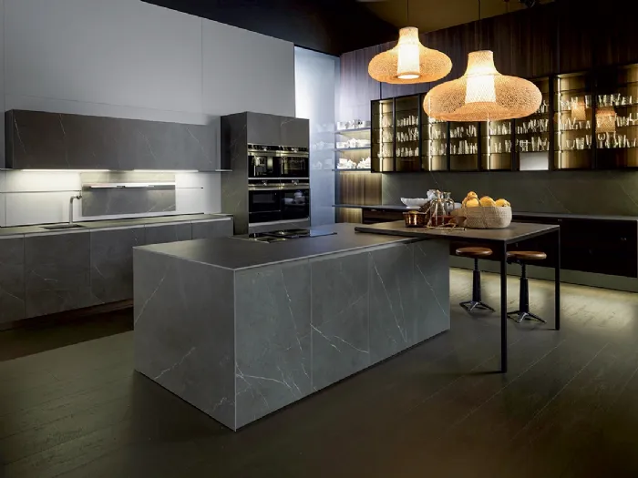 Telero di Euromobil è la cucina con isola realizzata in materiali di pregio e connotata da nuovi elementi
