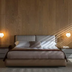 Adalgate di Molteni &Co. Letto matrimoniale rivestito in tessuto con cornice perimetrale verniciata in peltro