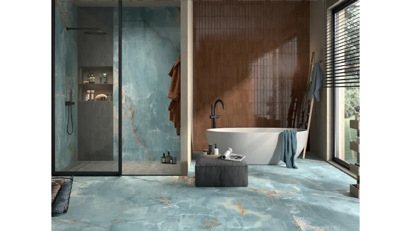 Collezione The Room di Imola Ceramica, in cui l'effetto marmo onice è abbinato al brick marrone lucido