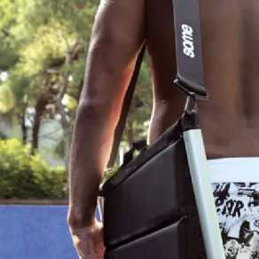 borsa tracolla some nera e bianca, uomo in costume con grafiche nero su sfondo bianco