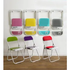 Cucina con sedie colorate