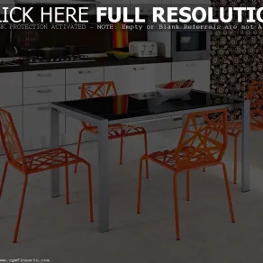 Composizione sedie arancione