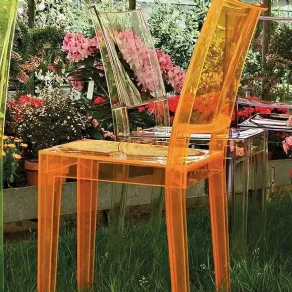 Sedie in plastica trasparenti e colorate