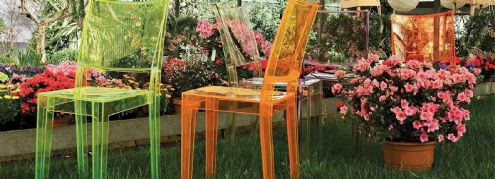 Sedie in plastica trasparenti e colorate