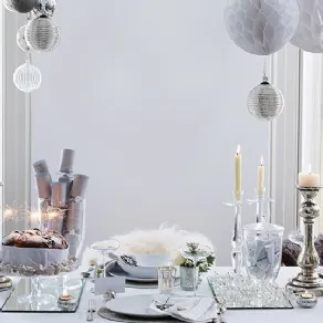 tavola di Natale in bianco e argento