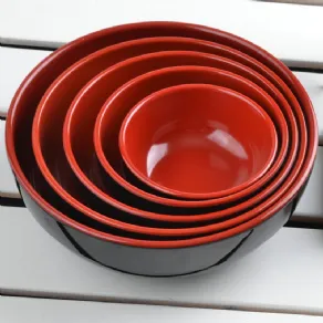 Piatti colorati plastica rigida
