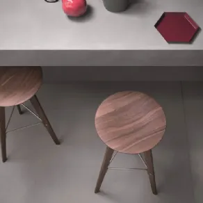 Sgabello in legno, seduta versatile per gli ambienti domestici
