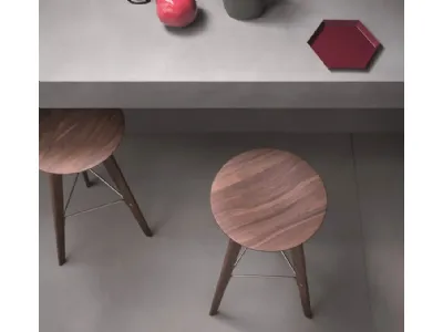 Sgabello in legno, seduta versatile per gli ambienti domestici
