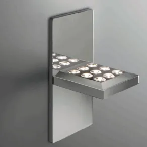luci led da parete su montatura in metallo a sua volta montata ortogonalmente su placca in metallo  