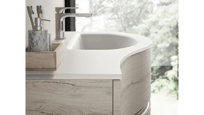 Il top con lavabo integrato è in Mineralsolid e segue le forme sinuose della base