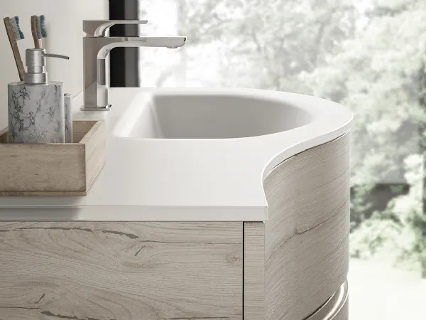 Il top con lavabo integrato è in Mineralsolid e segue le forme sinuose della base
