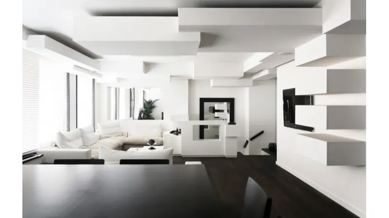 Soffitto moderno decorato con volumi