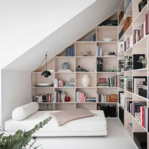 Come ottimizzare le irregolarità di una mansarda. Foto Credit: pufikhomes.com