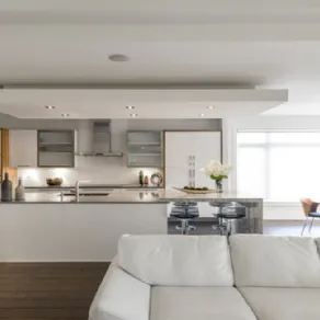 Esempio di soffitto ribassato che evidenzia lo spazio della cucina