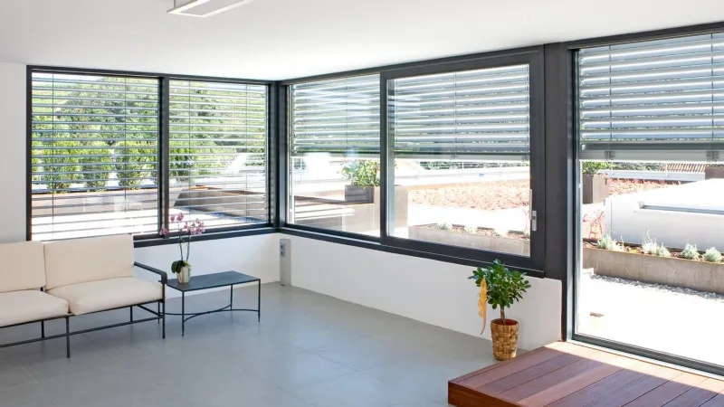 FIN-Project di Finstral, in alluminio con veneziana integrata