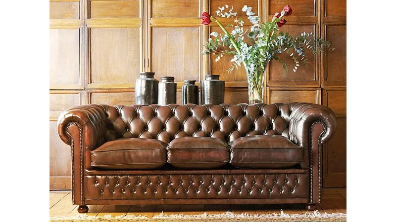 Bellissimo modello di divano CHESTERFIELD