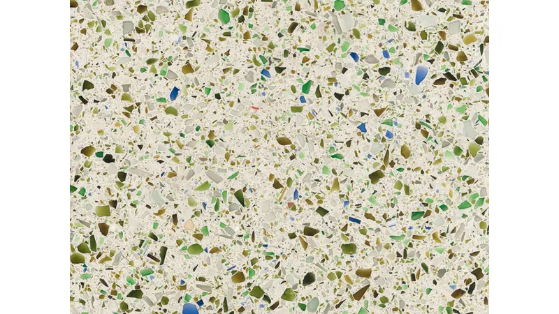 lastra con pagliuzze di vetro verdi, marroni e blu su sfondo beige
