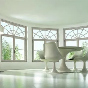 zona living con tavolo e sedute design bianche, parete finestrata, lampada da terra bianca