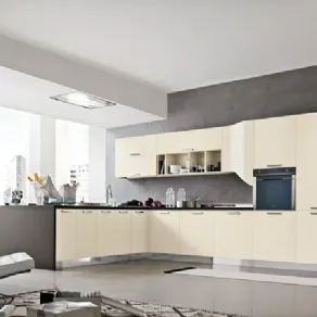 cucina color crema con piani di lavoro neri, forno incassato,  