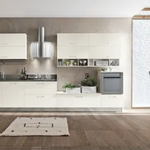 cucina in legno e acciaio con dettagli a specchio su armadiatura, isola centrale con lavabo, piano cottura, piano di lavoro e tavolo snack con due sgabelli