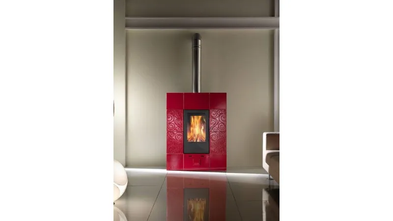 Stufa rossa con design particolare