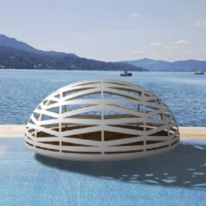 gazebo design semisferico a bande intrecciate color ecrù naturale, inserito in piscina con mare sullo sfondo