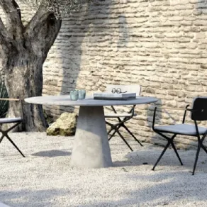 Royal Botania - Tavolo in cemento Conix e sedie Exes con struttura in alluminio, imbottitura braccioli in teak