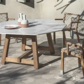 Ethimo - Tavolo con piano in marmo e sedie in teak e corda intrecciata della collezione Rafael