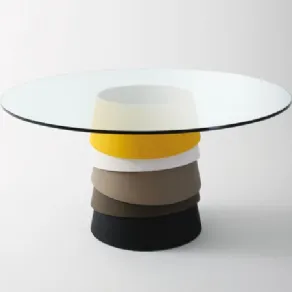 Tavolino fatto con cappelli