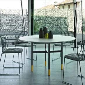 Glamour rotondo di Bontempi è il tavolo fisso con struttura in acciaio laccato e piedini decorativi e piano in legno impiallacciato. Disponibile nei diametri: 130/150/180 cm