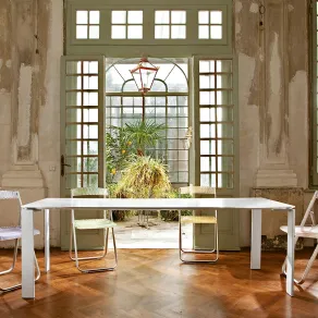 Di Kartell è il modello Four: il tavolo in acciaio verniciato bianco e laminato antigraffio, disponibile anche in versione Outdoor, design Ferruccio Laviani