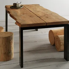 Tavolo in legno grezzo fascino naturale e senza tempo