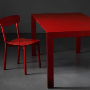 Tavolo rosso con sedia rossa