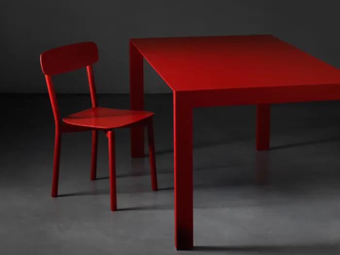 Tavolo rosso con sedia rossa