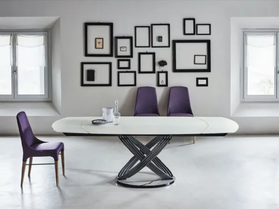 Fusion di Bontempi è il modello di forma a botte e base scultorea ad anelli