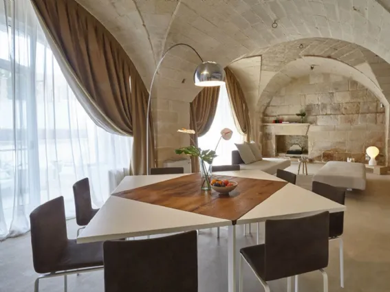 Lago presenta Loto il modello quadrato allungabile che ospita sino a 8 persone