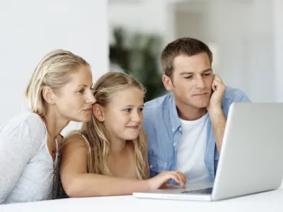 famiglia davanti al pc