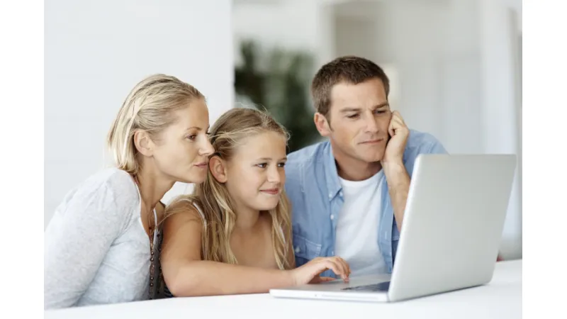famiglia davanti al pc