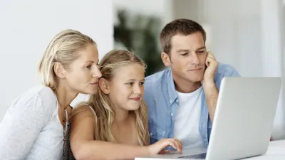 famiglia davanti al pc