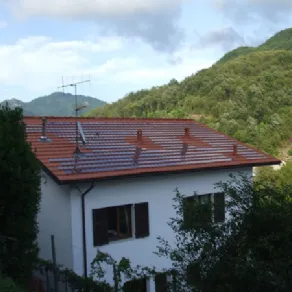 casa con tetto fotovoltaico