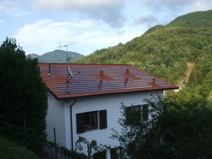 casa con tetto fotovoltaico