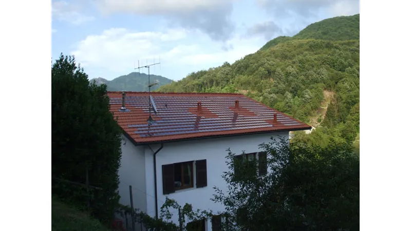 casa con tetto fotovoltaico