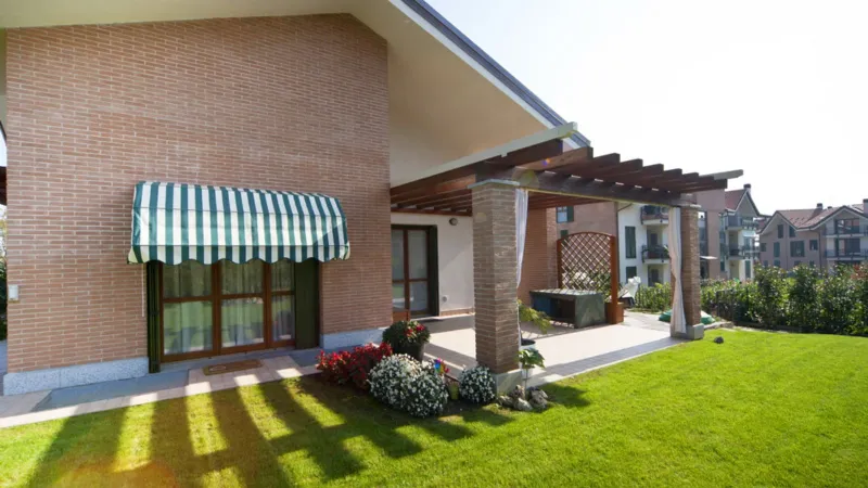 Tende da sole a cappottina: funzionalità ed eleganza