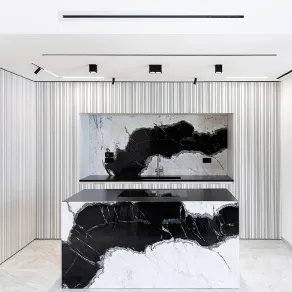 Preziosa e scultorea la cucina Rua in mamo Dalmata di TM Italia Cucine