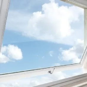 Finestra in pvc con apertura a bilico firmata Piva Group